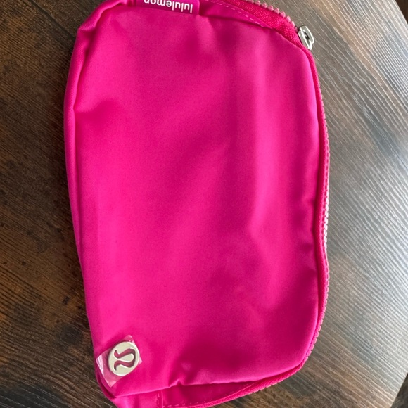 Lululemon Everywhere belt bag 1L Sonic Pink - Picture 5 of 12